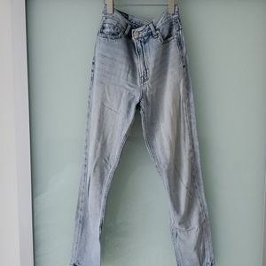 American Eagle - Light Wash MOM JEANS